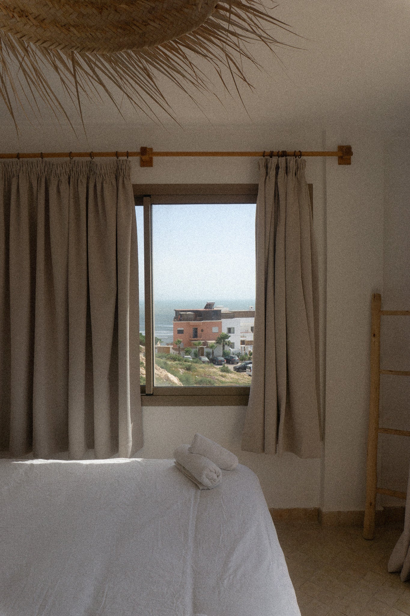 ✴︎ SHARED ROOM